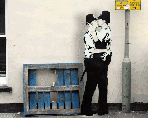 Banksy gif - całujący się policjanci
