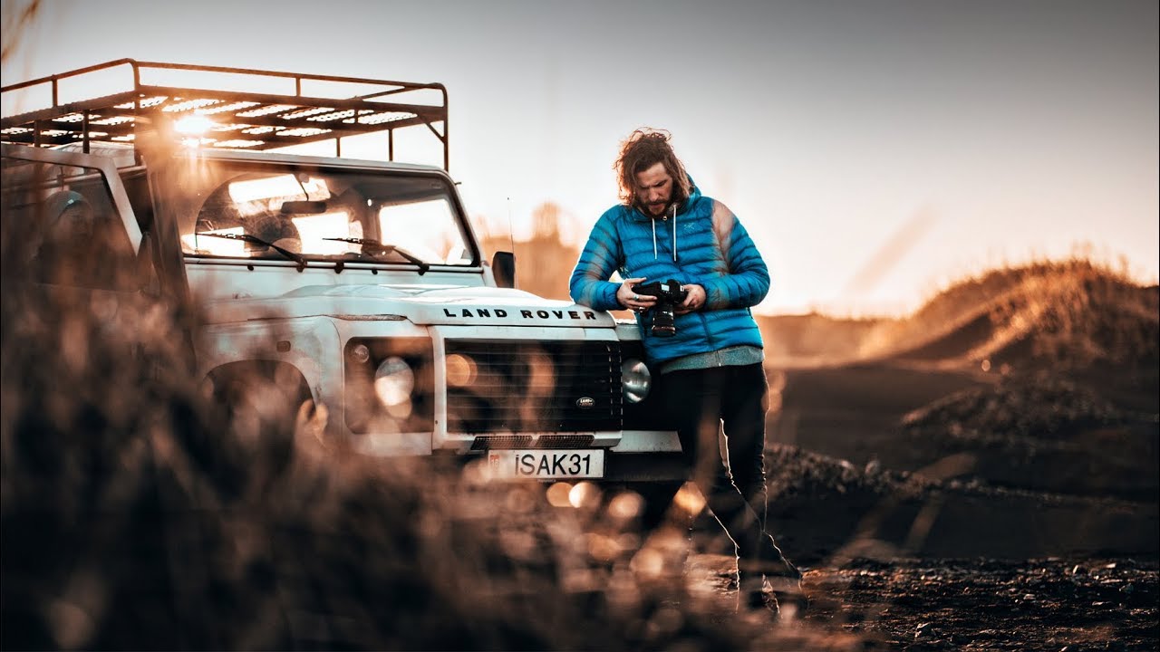 Peter McKinnon portret z Land Roverem